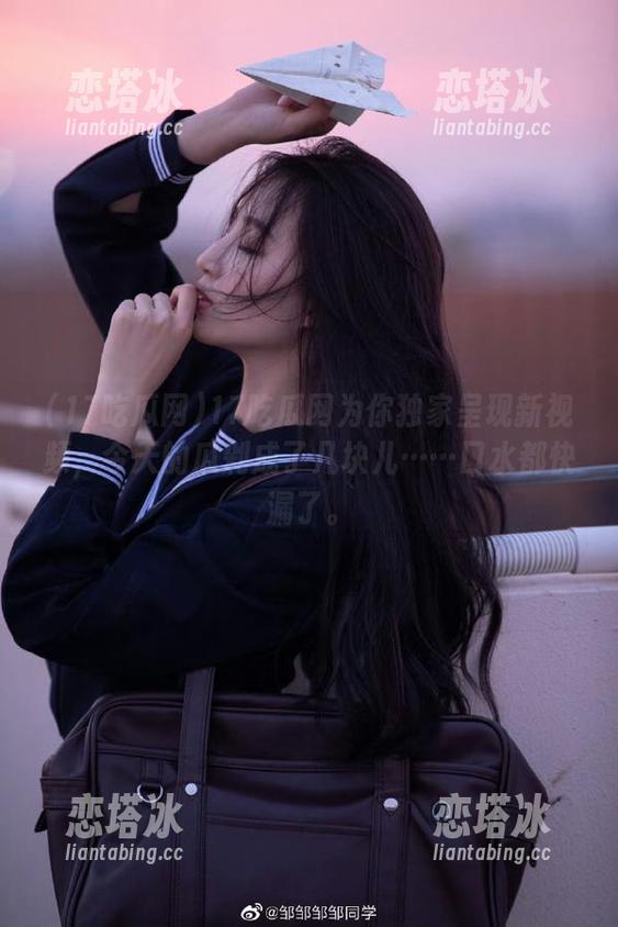 17吃瓜网为你独家呈现新视频，今天的瓜剁成了几块儿……口水都快漏了。