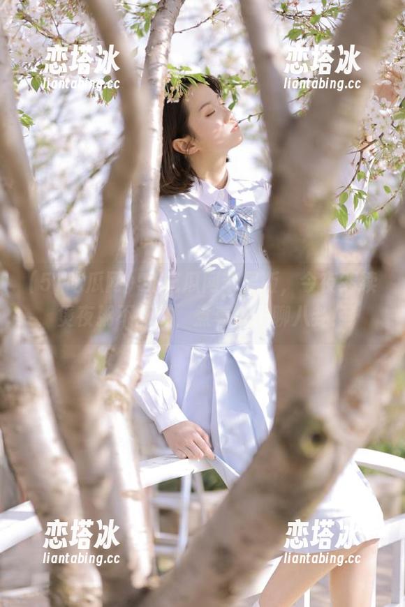 51吃瓜网苹果版，今夜继续煲夜粥不打烊，煮着瓜子聊八卦！