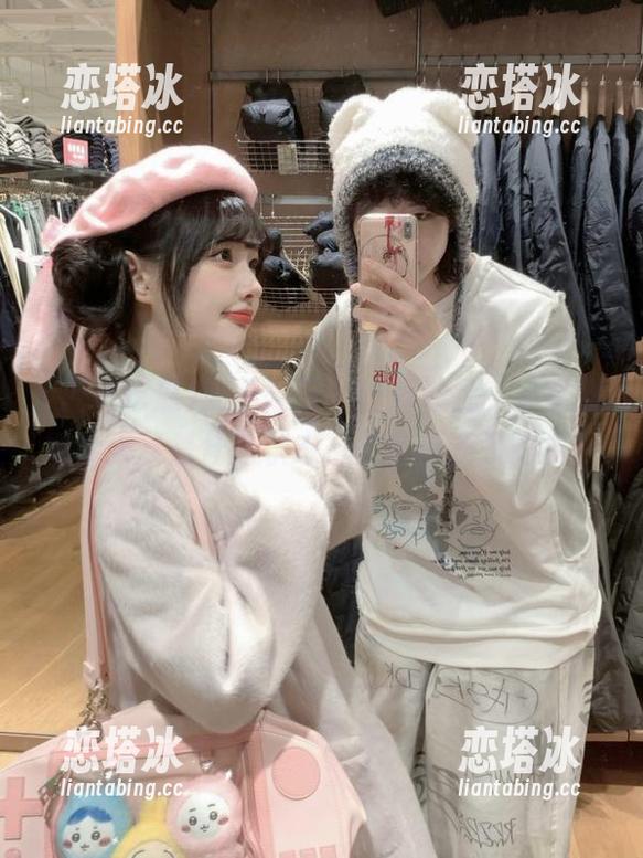 赶紧翻五一吃瓜地址，看看娜娜今天又是什么状态，是吃瓜还是剥皮？