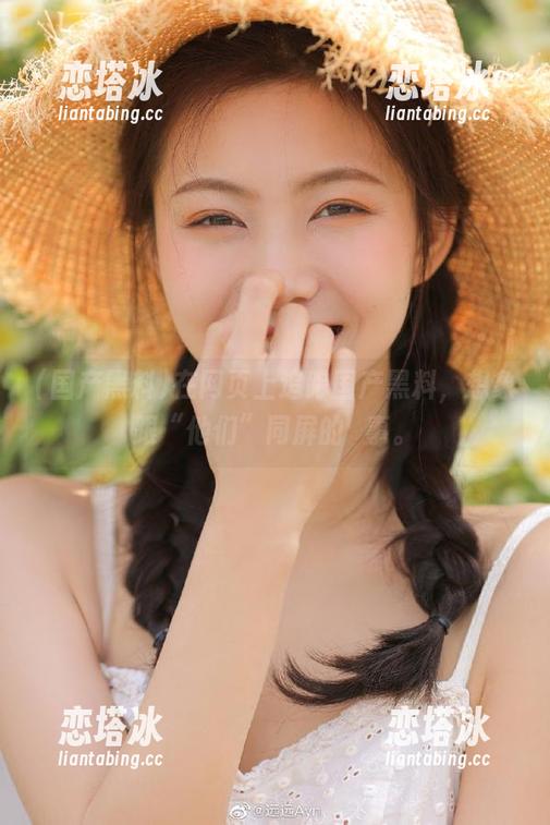 在网页上追踪国产黑料，想象跟“他们”同屏的囧事。